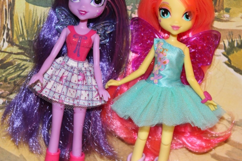 Basic Twilight Sparkle next to the deluxe Fluttershy.  See the differences in the body?